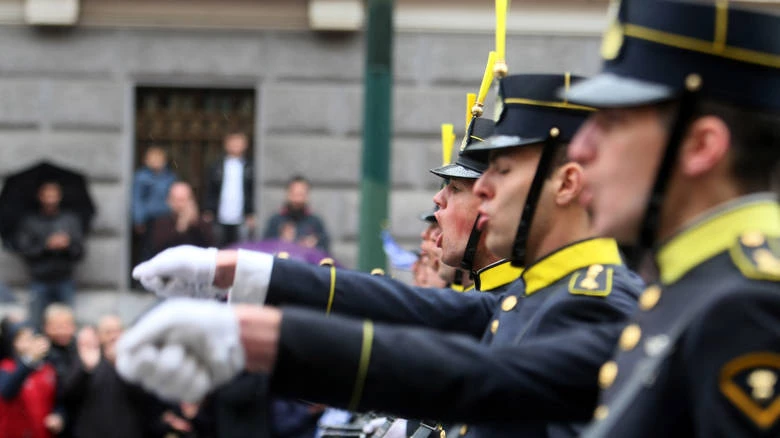 ΕΚΤΑΚΤΟ: Eπιτέθηκαν σε ένστολο Εύελπι μέσα στο μετρό